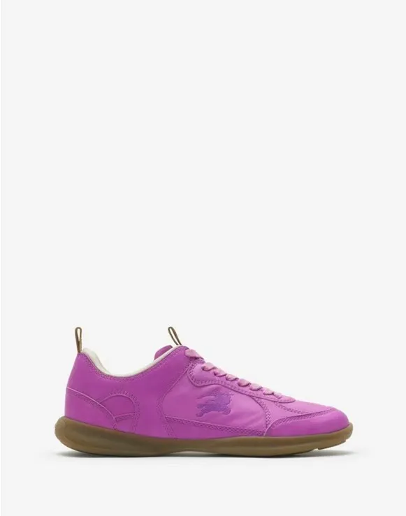 Men's men's shoes💰p420 "Burber＊" SU25 new MATRIX retro sneakers in calfskin. The main style of the summer fashion show is retro and casual, lightweight and comfortable. Burberry made its debut at the brand's 2025 summer fashion show. Made of refined Italian leather with tonal topstitching details, it's inspired by sporty design. Paired with lightweight soles and Burberry check sneakers, they are embellished with embroidery of the brand's Equestrian Knight logo (EKD). - Lace-up design - EKD embroidery on the side - EKD embroidery on the sole Size 38-44